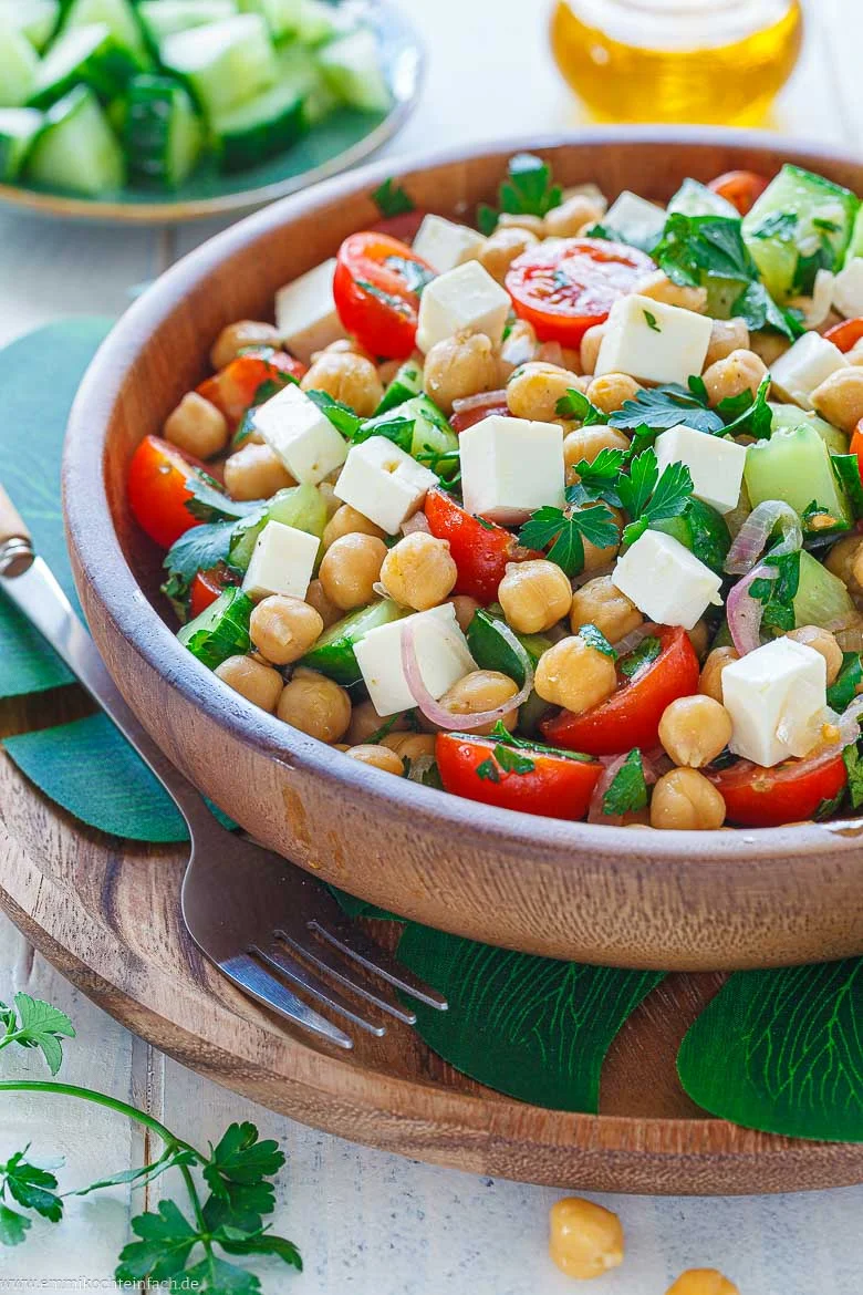 Kichererbsensalat mit Feta und Gurke