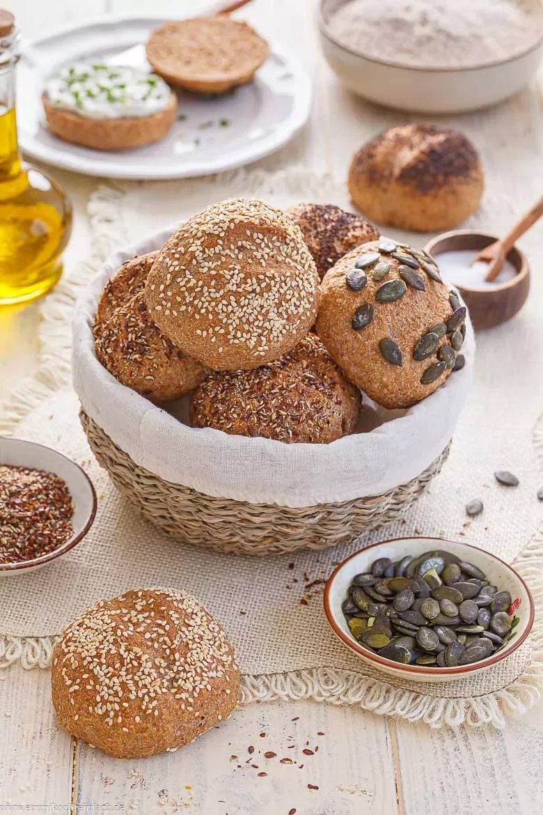 Luftige Vollkornbrötchen selber backen