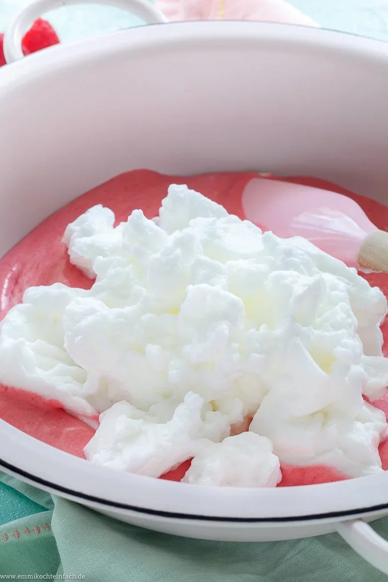 Eischnee macht das Dessert fluffig - www.emmikochteinfach.de