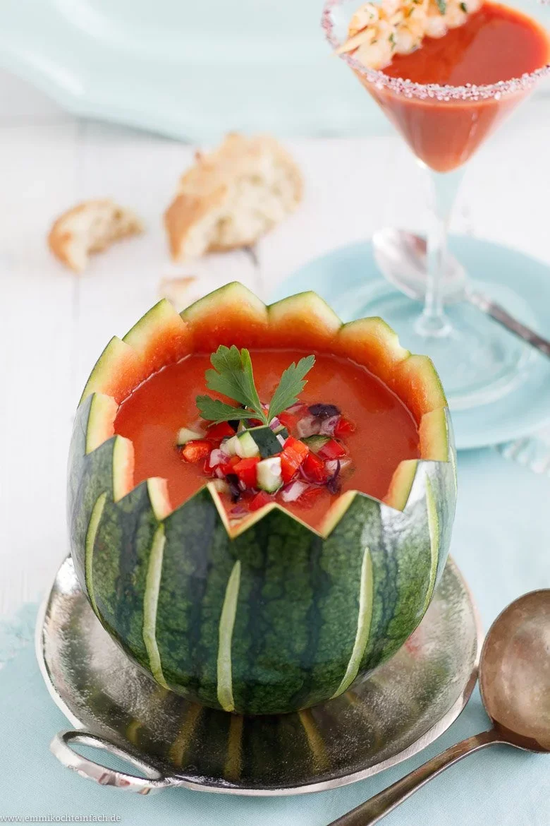 Eisgekühlte Sommersuppe mit Garnelenspieß