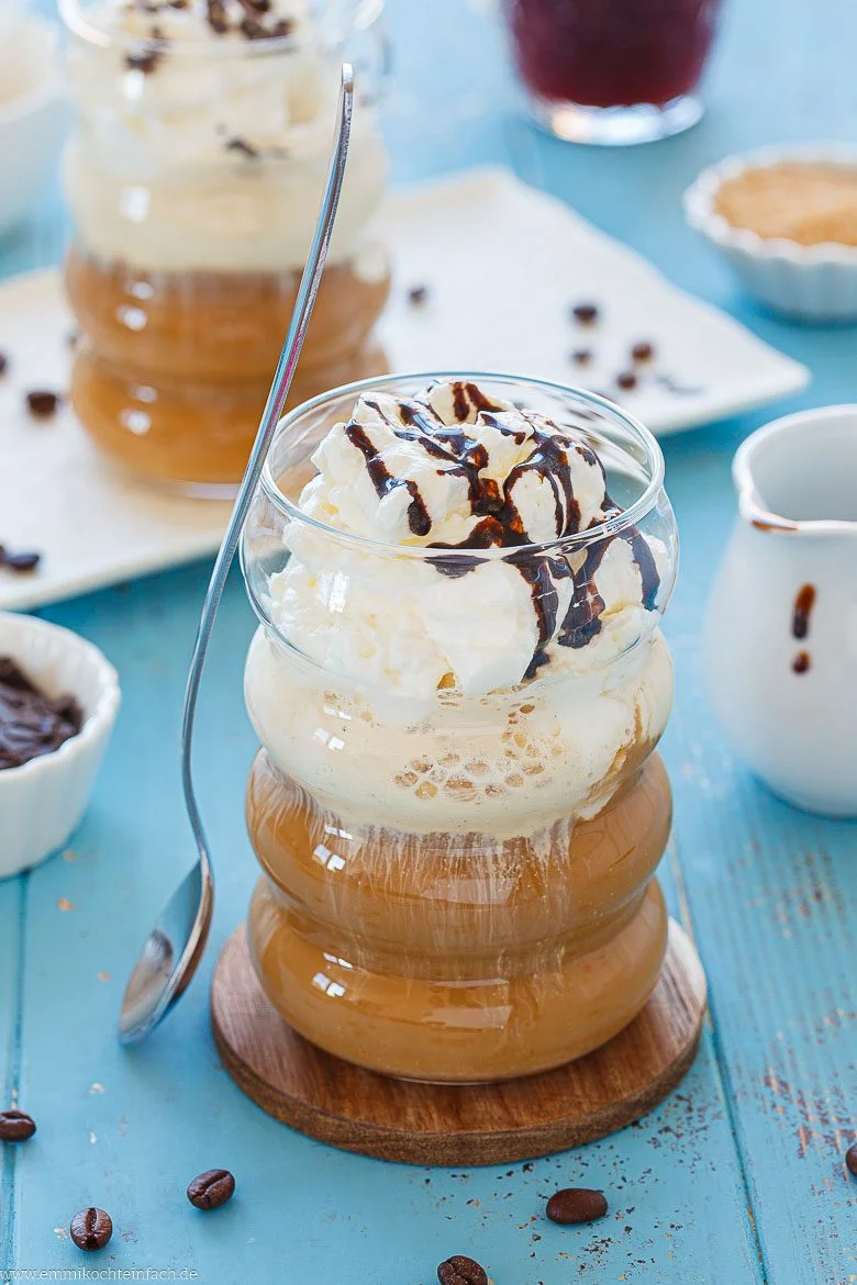 Eisgekühlter Kaffee mit Vanilleeis und Sahnehaube