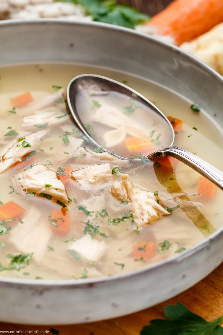 Emmis klassische Hühnersuppe ganz einfach - www.emmikochteinfach.de