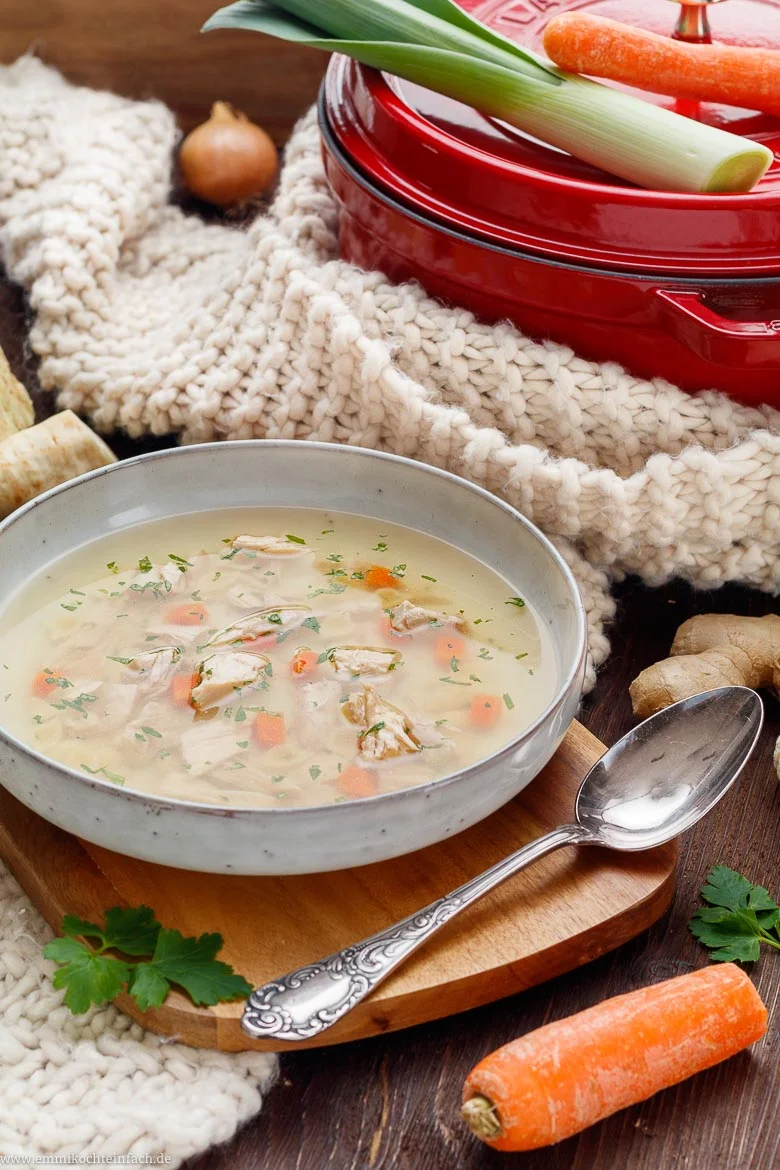 Emmis klassische Hühnersuppe ganz einfach - www.emmikochteinfach.de
