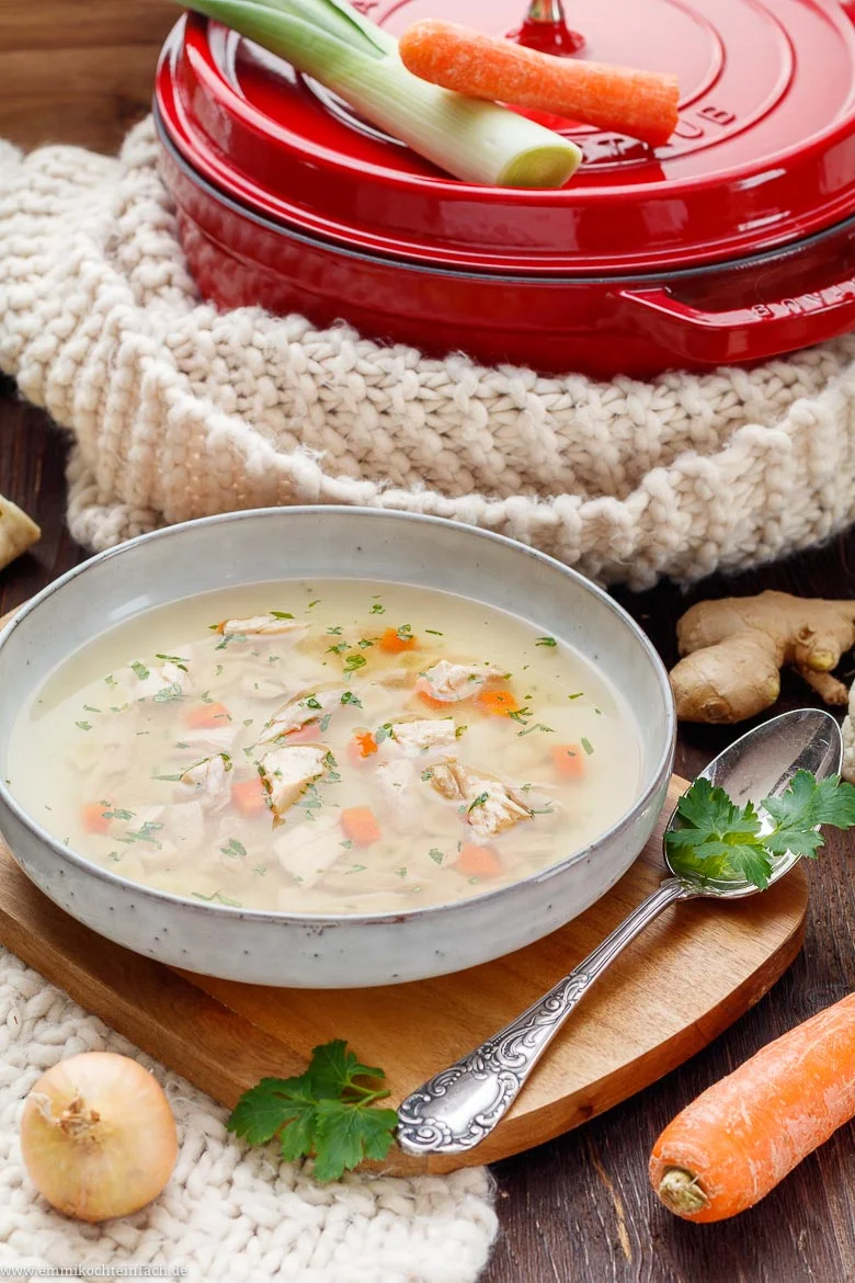 Emmis klassische Hühnersuppe ganz einfach - www.emmikochteinfach.de