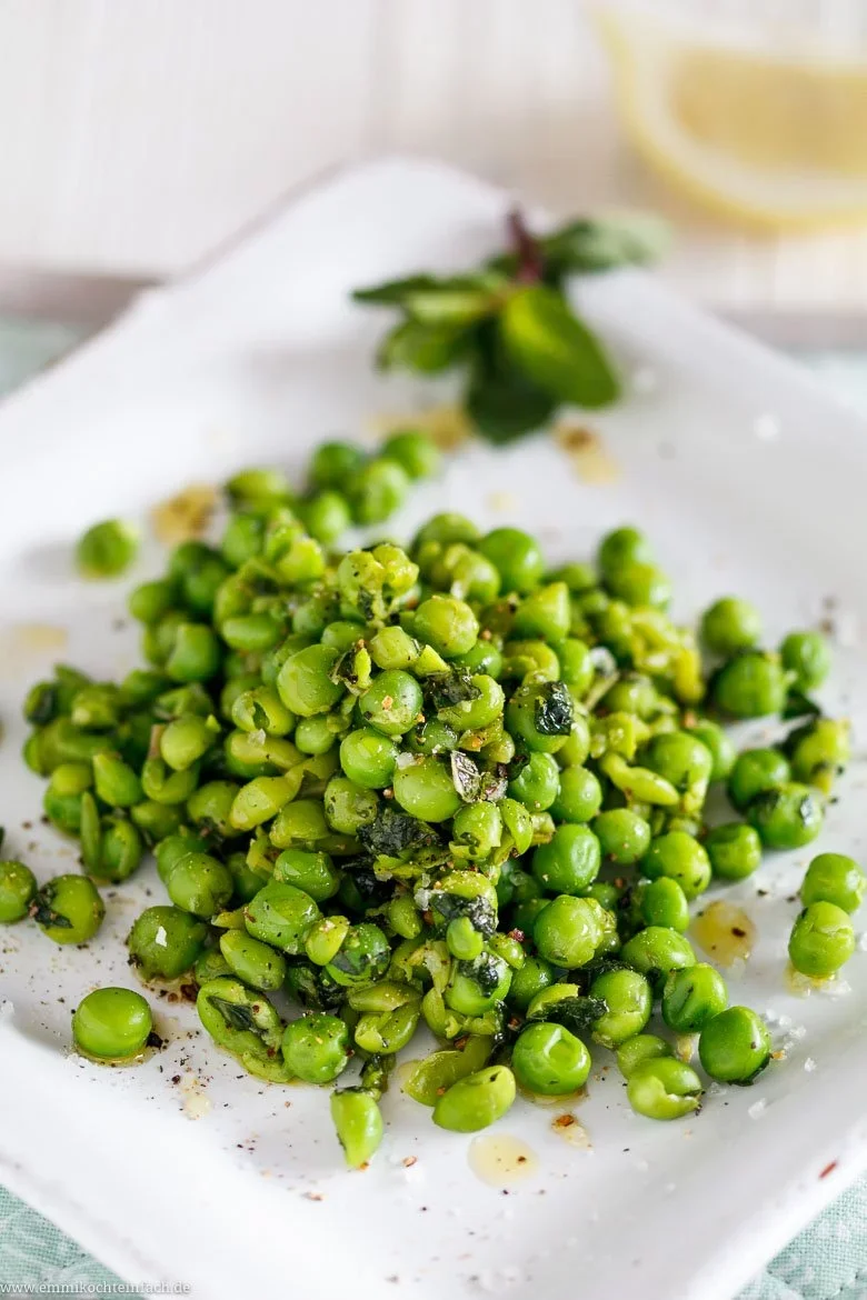 Erbsensalat mit Minze und Zitrone - www.emmikochteinfach.de