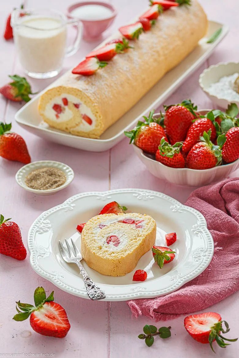 Biskuitrolle-Grundrezept mit Erdbeeren