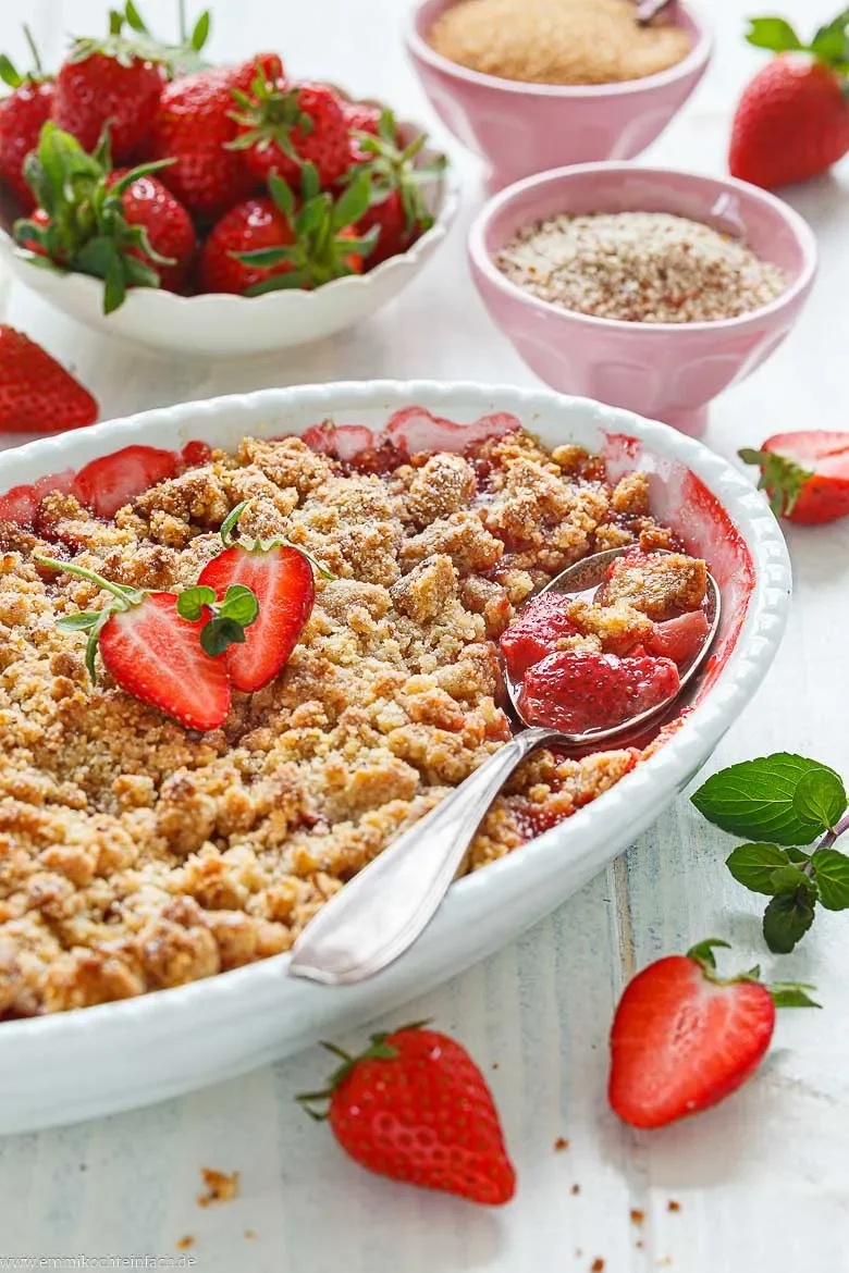 Erdbeer-Crumble mit buttrigen, knusprigen Streuseln