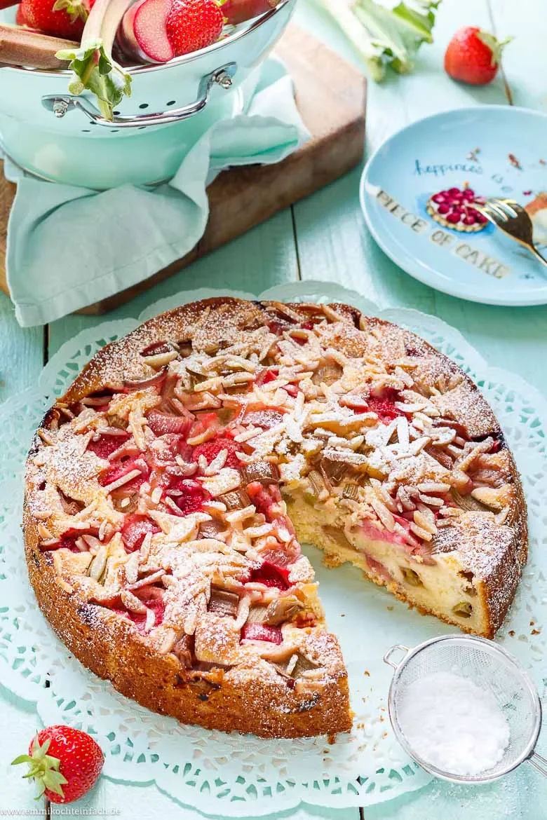 Saftiger Erdbeer Rhabarber Kuchen mit Joghurt
