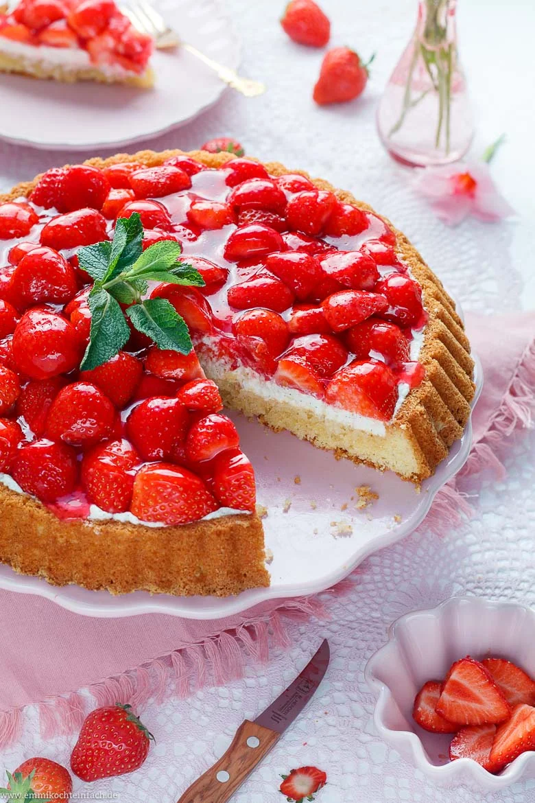 Erdbeerkuchen mit Mascarpone-Creme: ein Stück wurde aus dem Kuchen herausgeschnitten