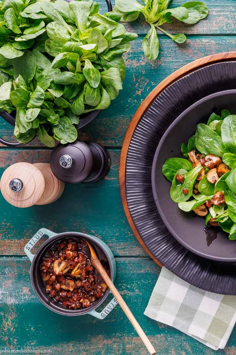 Feldsalat mit Speck und Champignons schmeckt am besten frisch