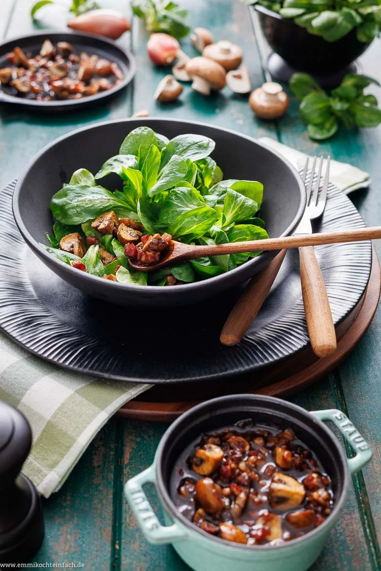 Feldsalat Rezept mit Speck und Champignons – so einfach und nur wenige Zutaten!