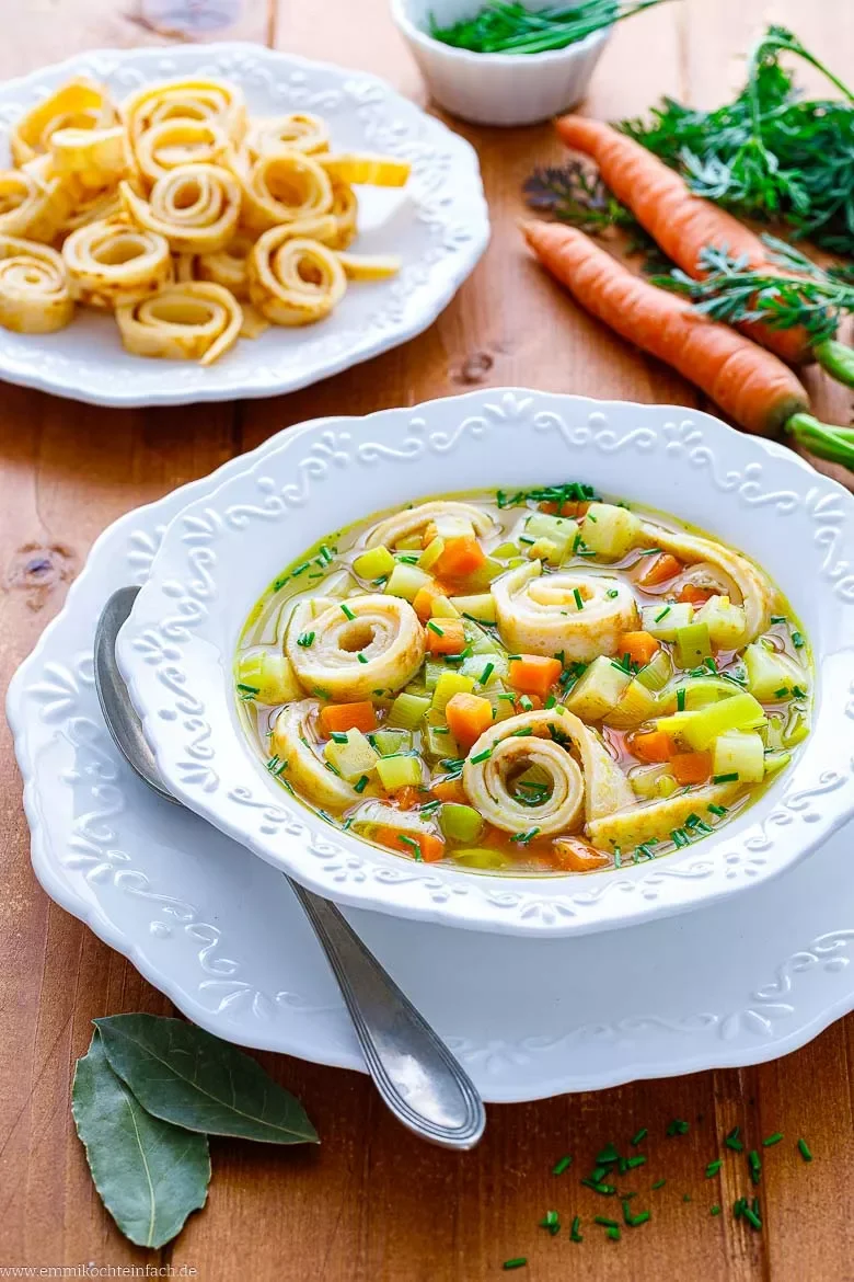 Flädlesuppe garniert mit Schnittlauchröllchen.