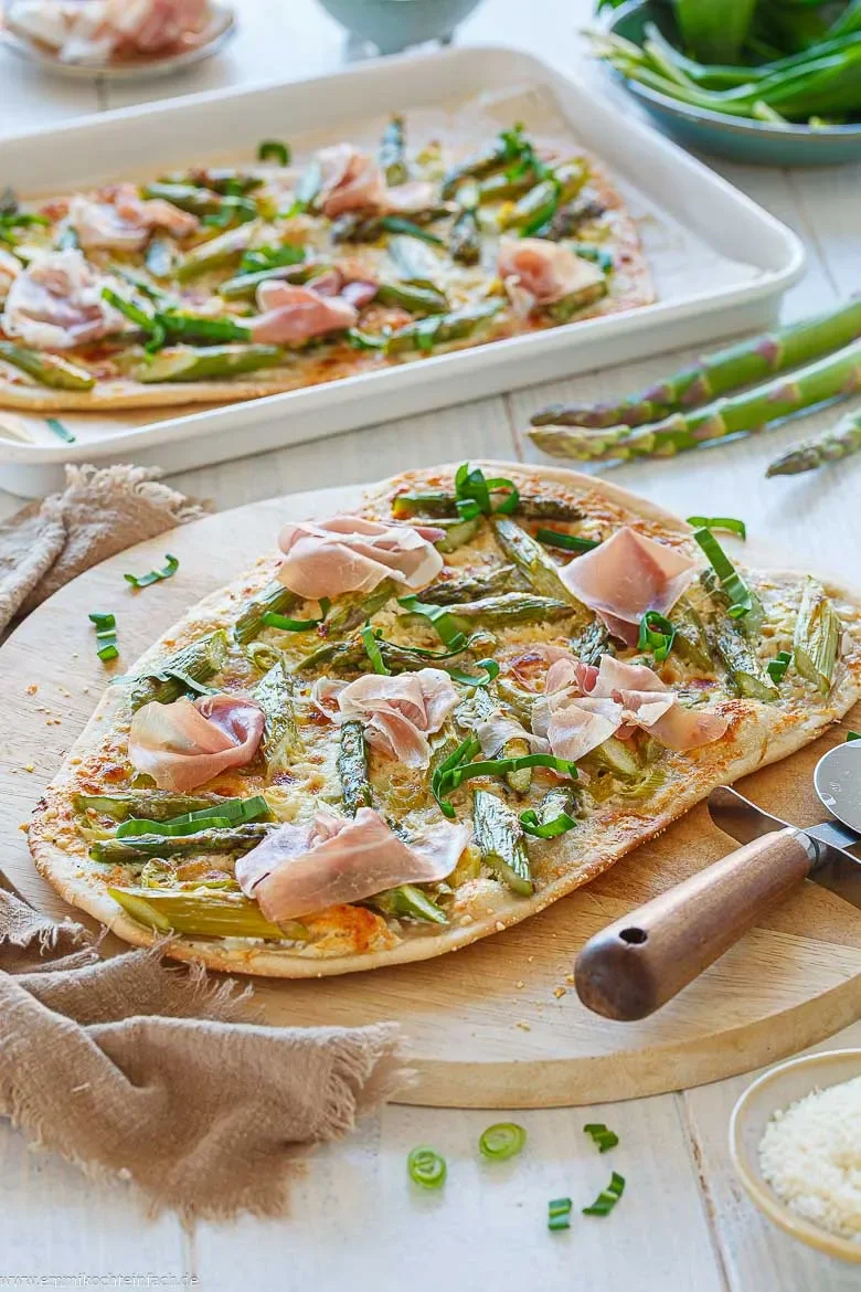 Flammkuchen mit Spargel und Schinken