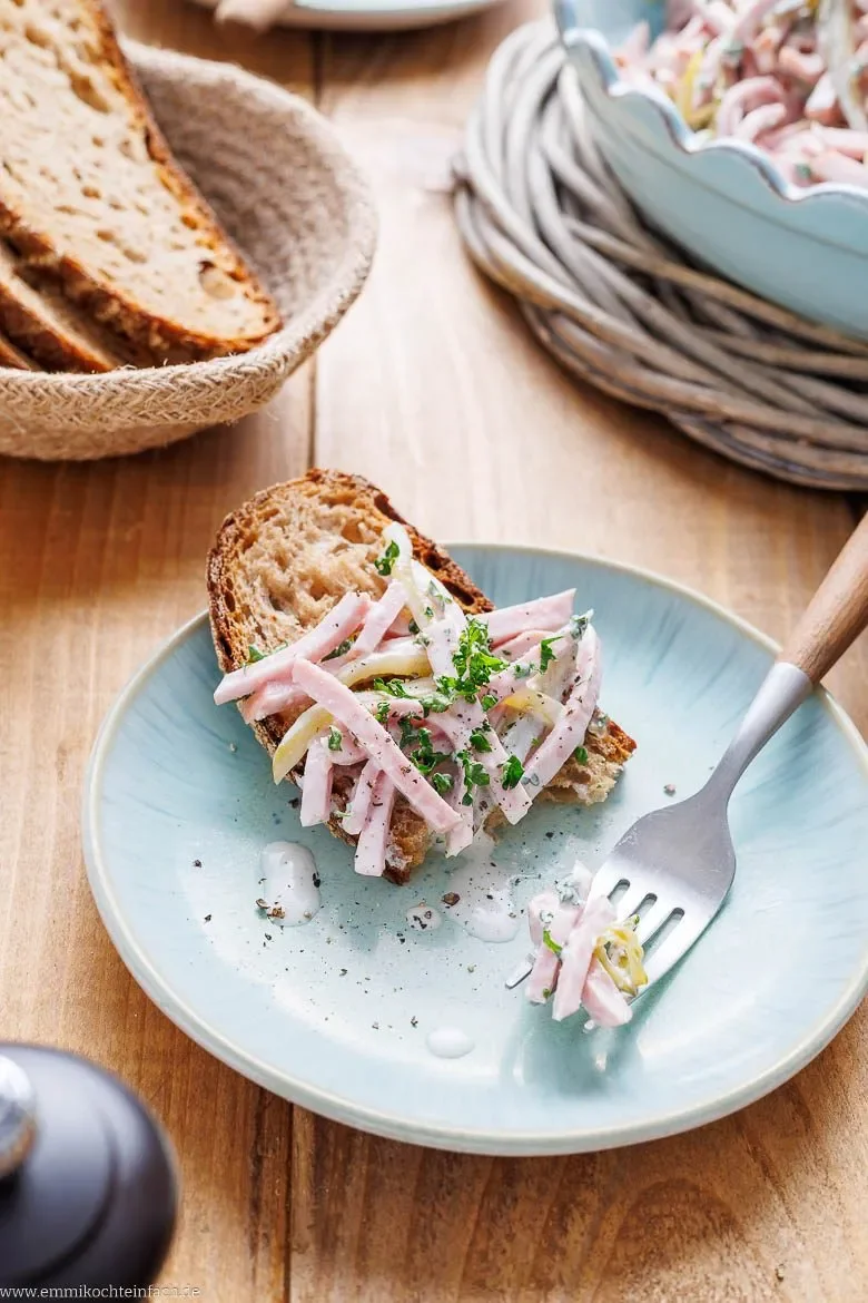 Fleischsalat auf einer Scheibe frischem Brot