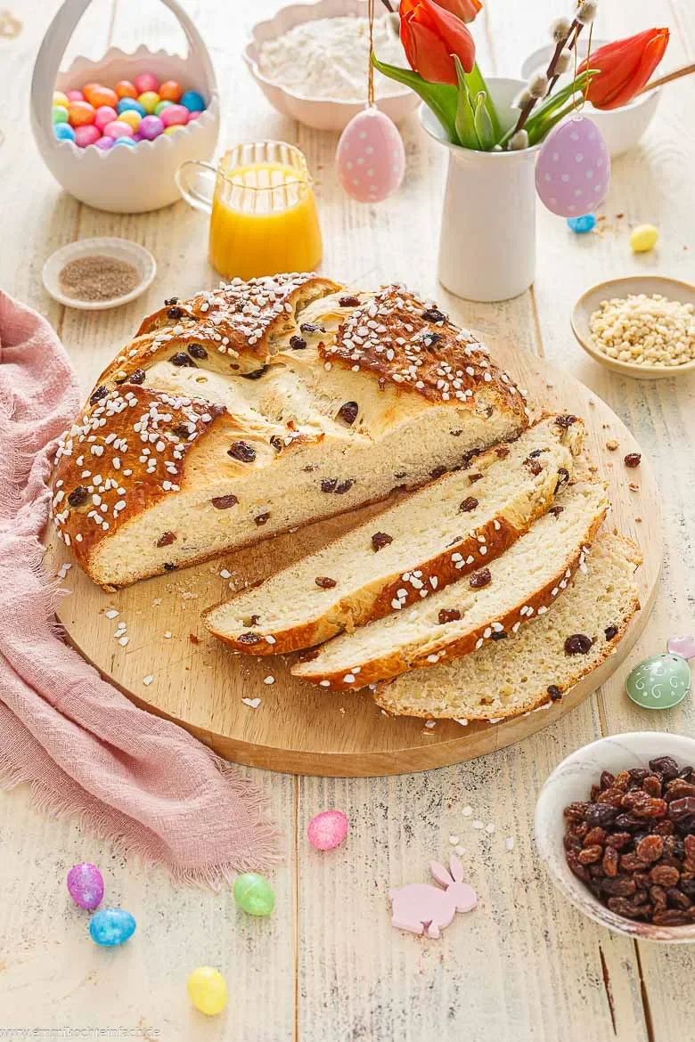 Osterbrot-Rezept mit Rosinen und Mandeln