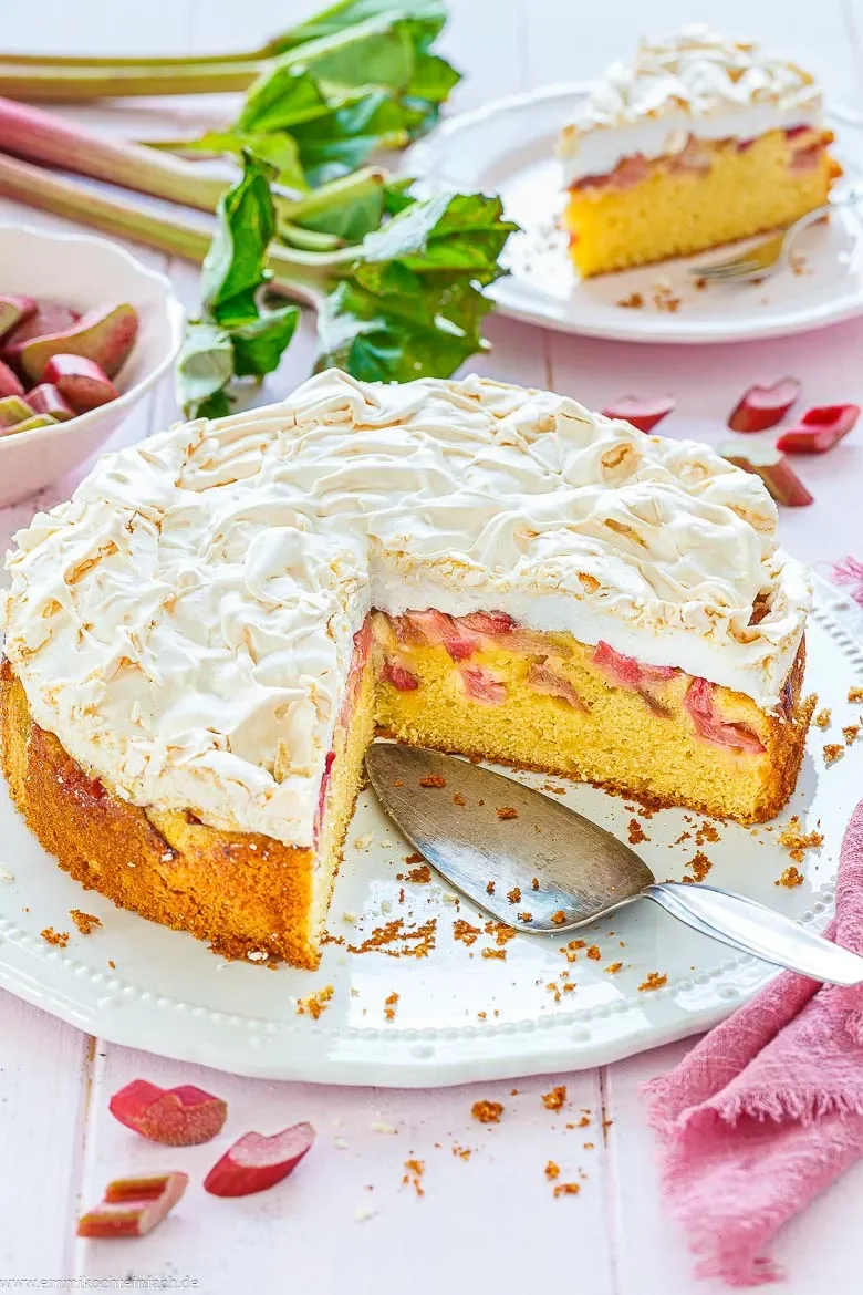 Rhabarberkuchen mit Baiser und Rührteig