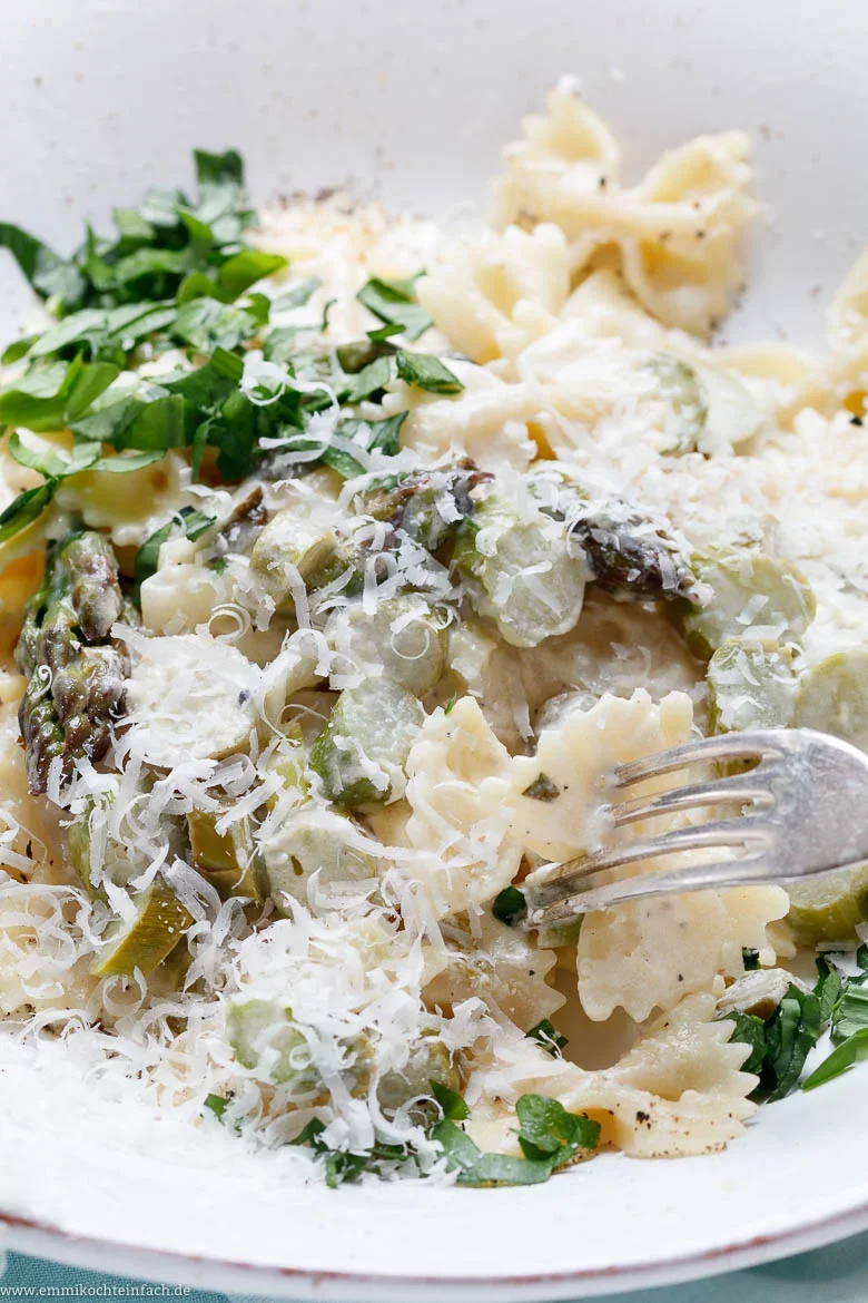 Frühlingspasta mit grünem Spargel in Weisswein Parmesansauce - www.emmikochteinfach.de