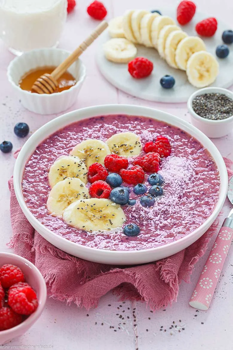 Smoothie Bowl mit Beeren – einfach und sommerlich