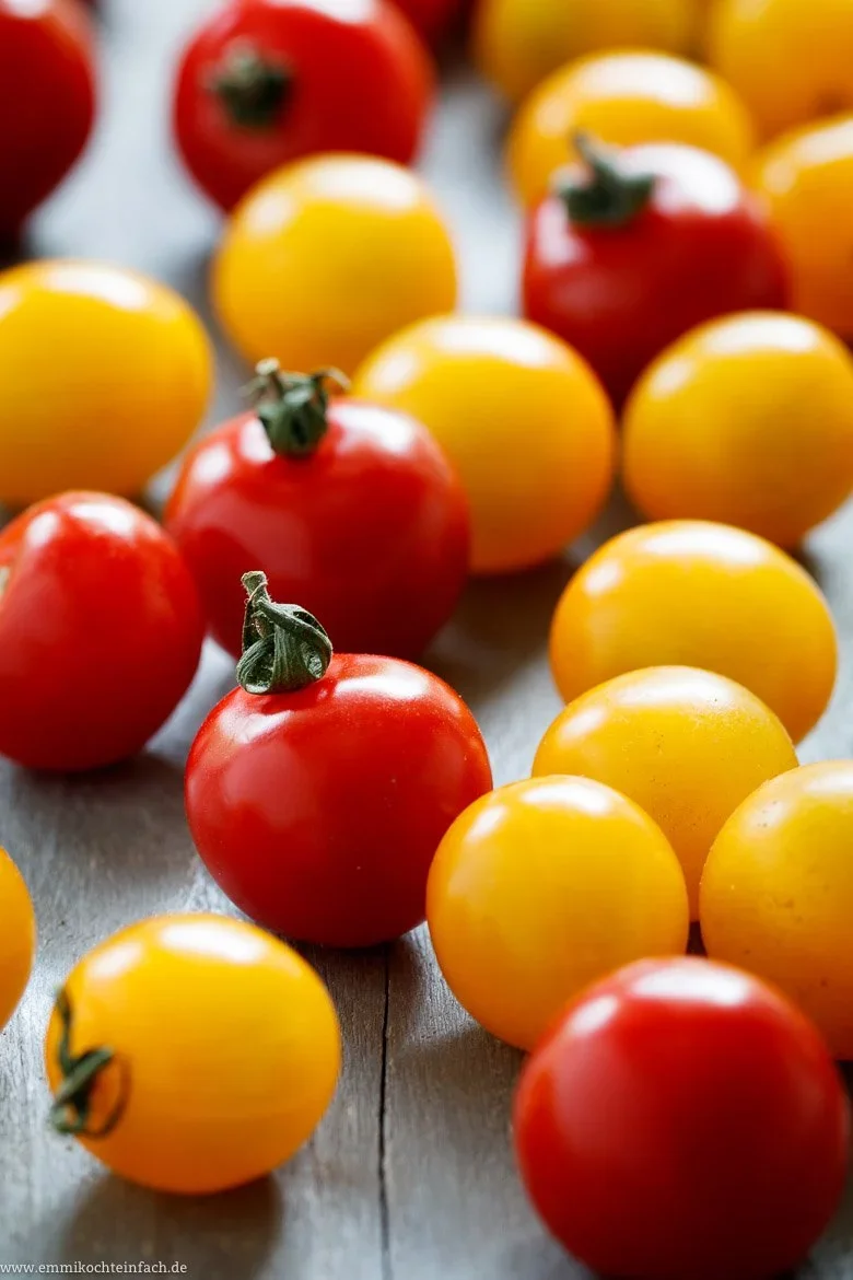 Kirschtomaten Tarte mit karamellisierten Zwiebeln