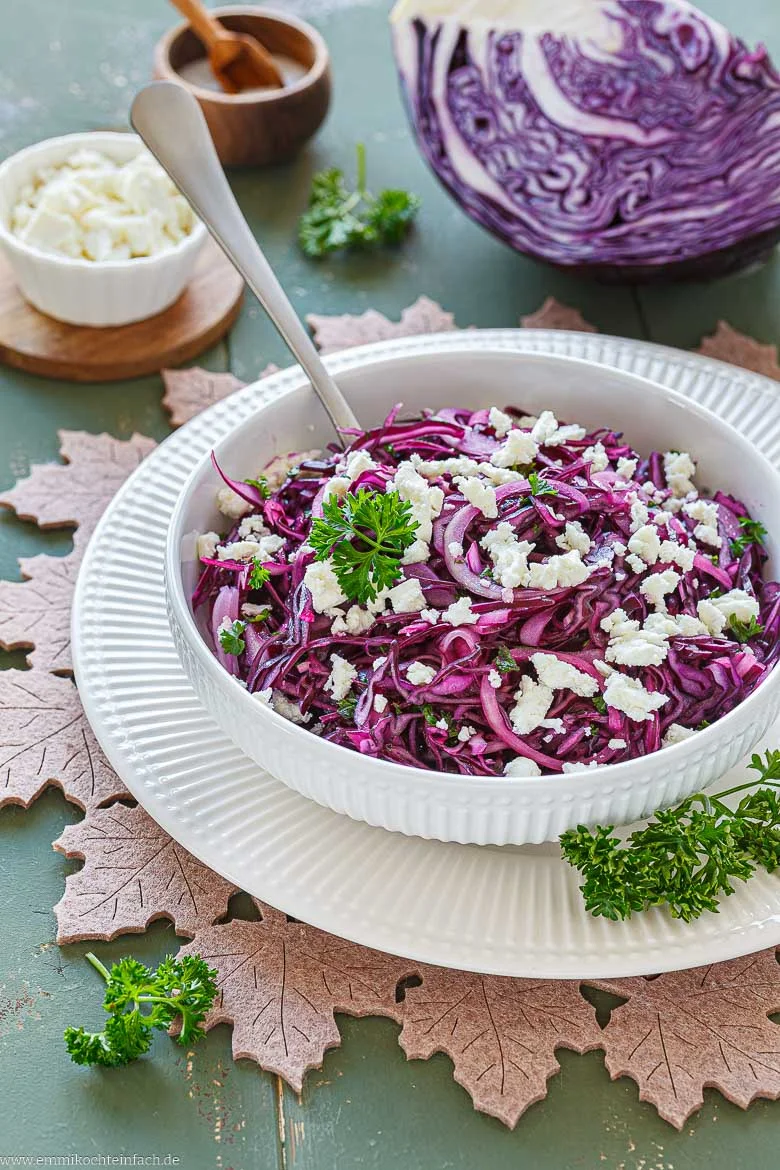 Knackiger Rotkohlsalat mit Schafskäse