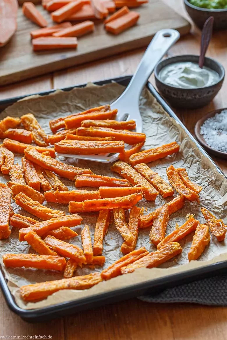 Frische Pommes aus Süßkartoffeln vom Blech