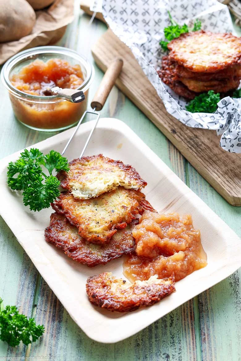 Frische Reibekuchen warm mit Apfelmus serviert