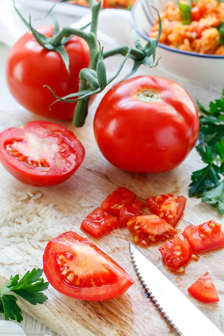 Frische Tomaten für das mediterrane Reisgericht – Zutaten für Tomatenreis