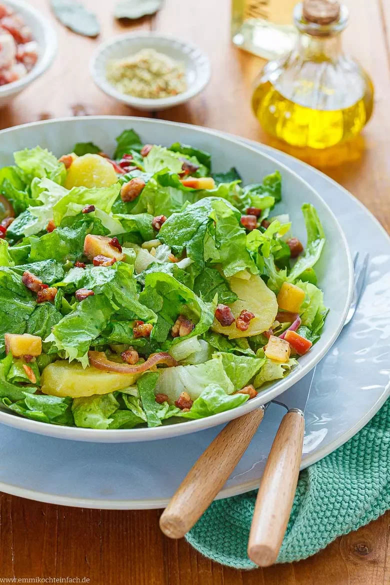 Endiviensalat mit Kartoffeln, Apfel und Speck