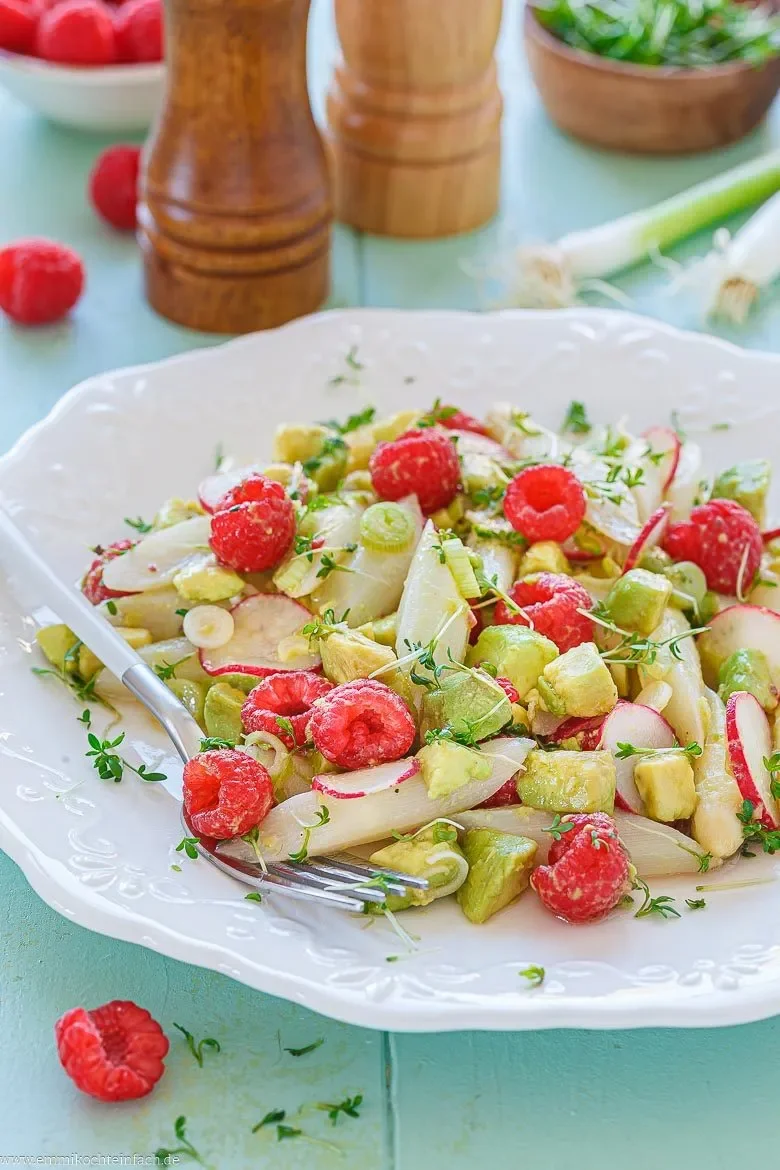 Frühlingssalat mit Spargel, Radieschen und Himbeeren
