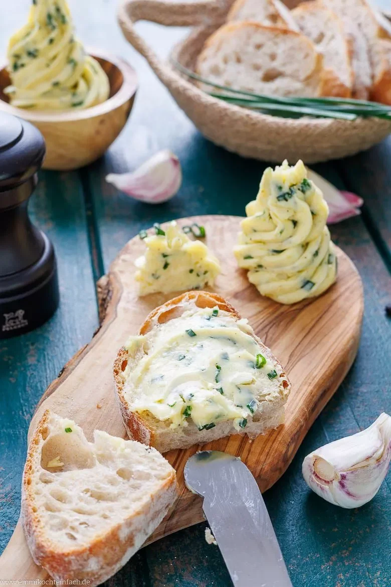 Frischer Knoblauchaufstrich aus Butter und Knoblauch