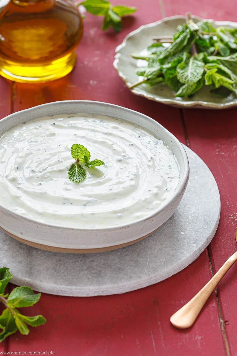 Frischer Sommer-Dip aus Joghurt und Minze