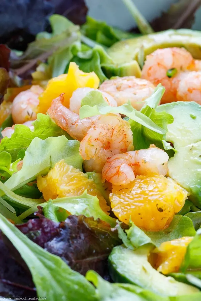 Fruchtiger Salat mit Garnelen, Avocado und Orangen