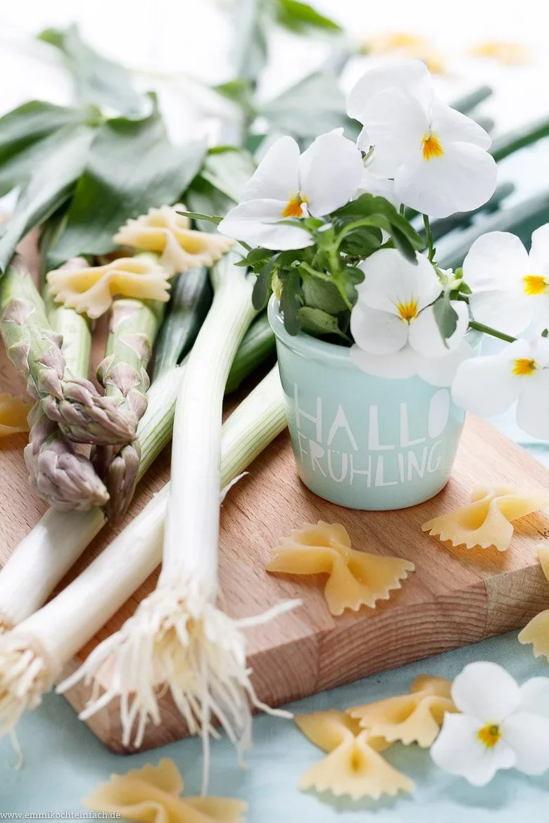 Frühlingspasta mit grünem Spargel in Weißwein Parmesansauce