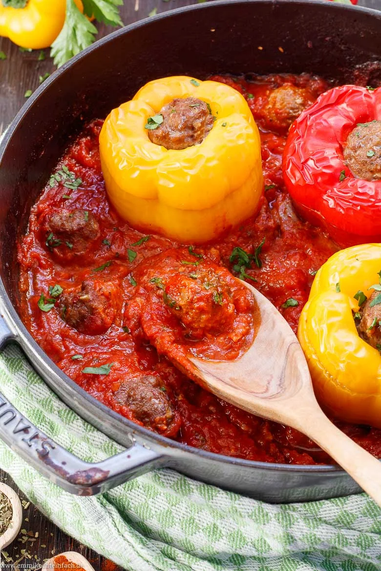 Gefüllte Paprika mit Hackfleisch - www.emmikochteinfach.de