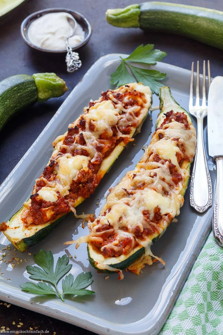 Gefüllte Zucchini mit Hackfleisch - www.emmikochteinfach.de