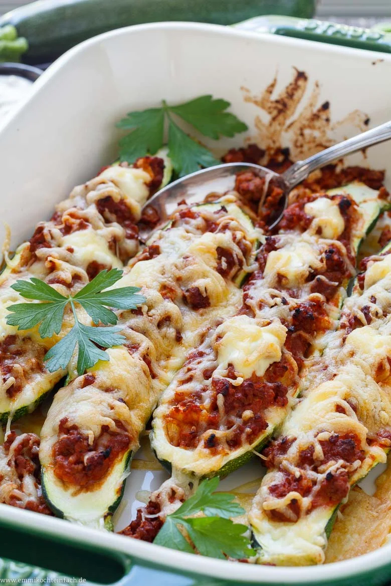 Gefüllte Zucchini mit Hackfleisch - www.emmikochteinfach.de