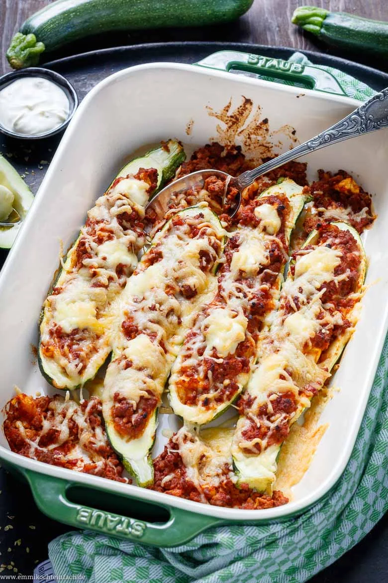Gefüllte Zucchini mit Hackfleisch - www.emmikochteinfach.de