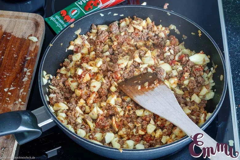 Gefüllte Zucchini Zutaten anbraten Pfanne - www.emmikochteinfach.de