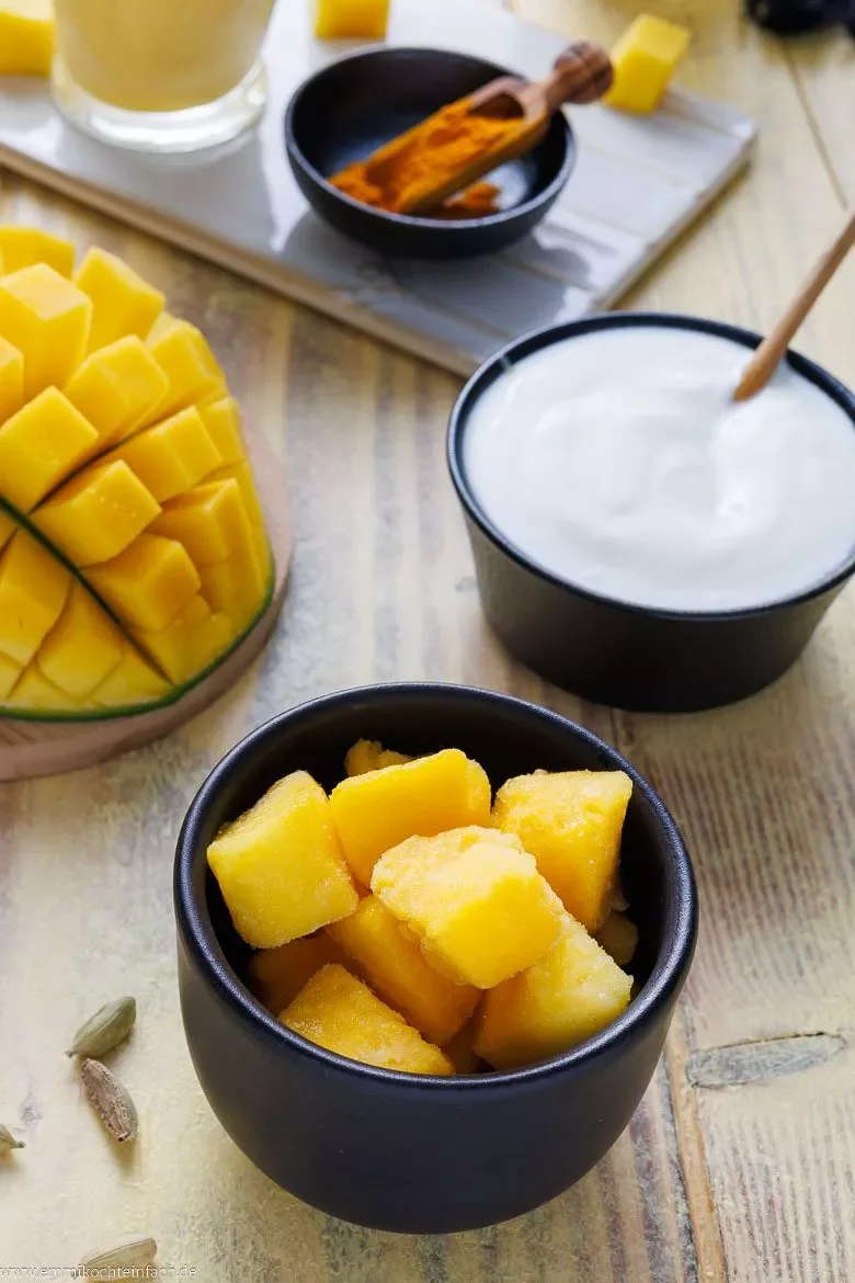 Gefrorene Mango wird für den Drink verwendet