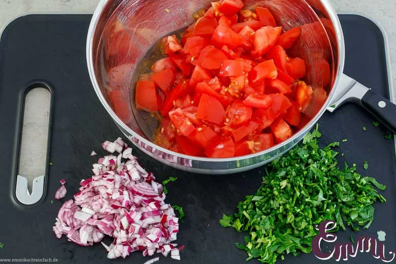 Gemüse für den Tomaten-Salat - www.emmikochteinfach.de