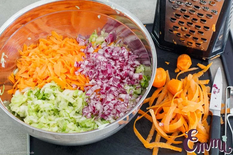 Gemüse schneiden für Cole Slaw - www.emmikochteinfach.de