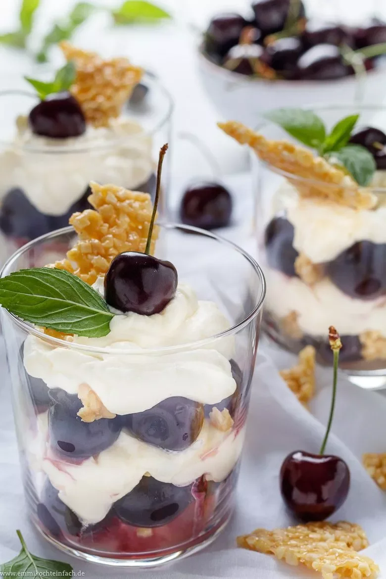 Kirsch-Nachtisch: Dessert mit süßem Krokant