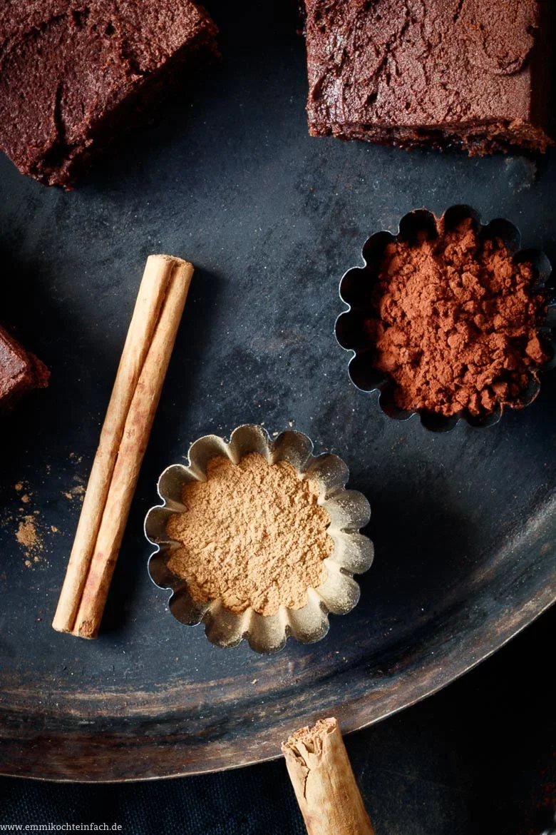 Gewürze sind das i-Tüpfelchen bei dem Schokokuchen - www.emmikochteinfach.de