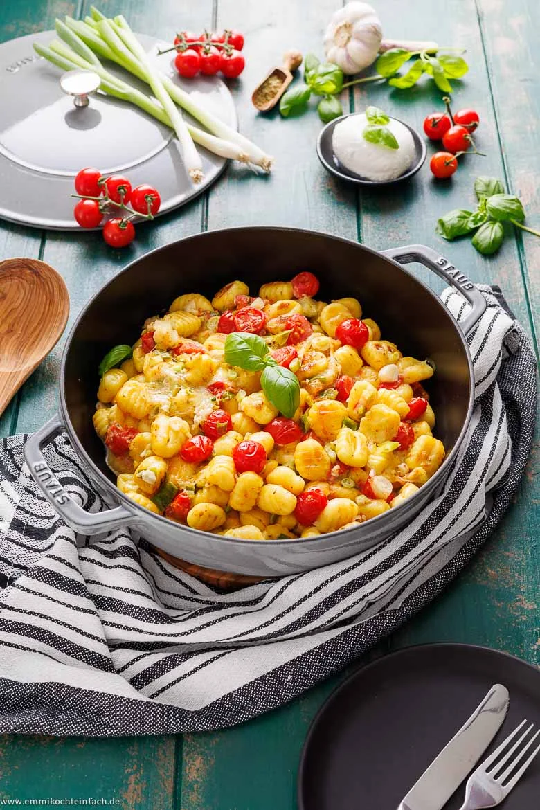 Gnocchi Pfanne mit Tomaten und Mozzarella