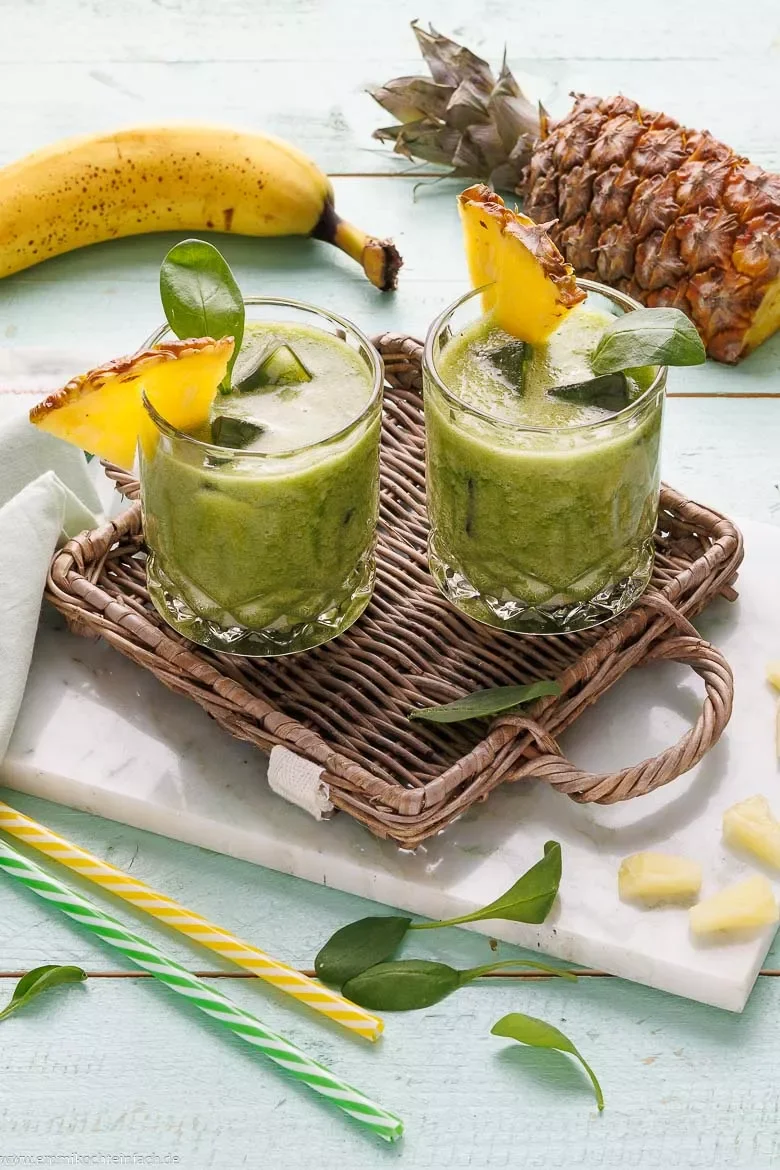 Grüner Smoothie mit Spinat, Banane und Ananas