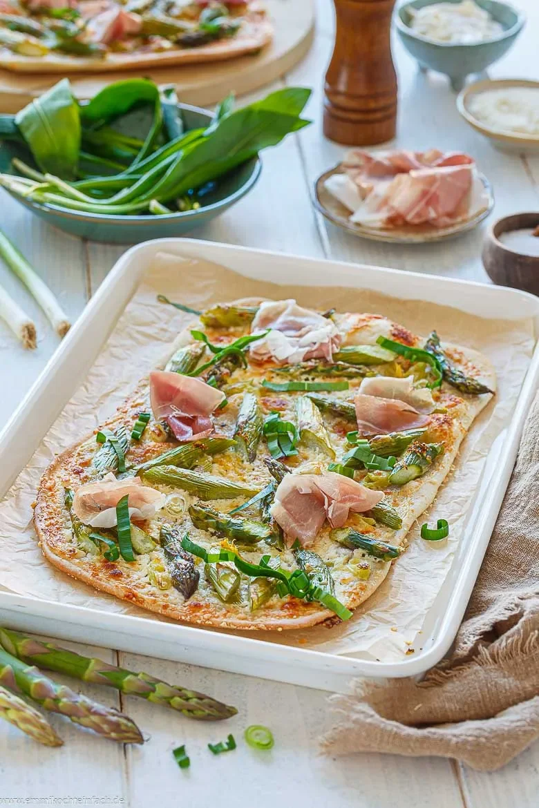 Grüner Spargel auf knusprigem Flammkuchenteig