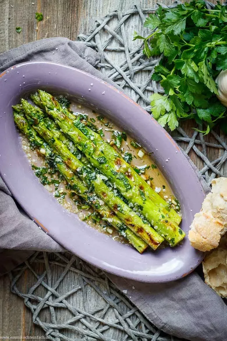 Grünen Spargel in der Pfanne braten