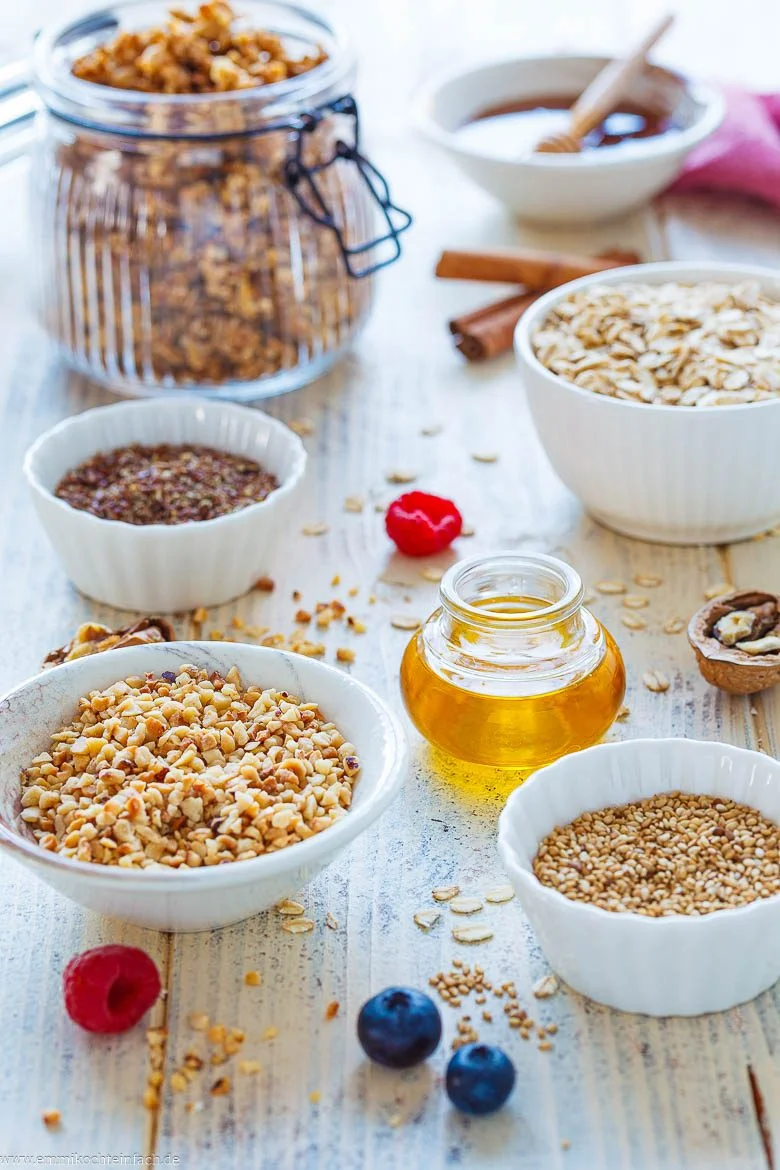 Granola Zutaten: Haferflocken, Honig, Samen, Nüsse