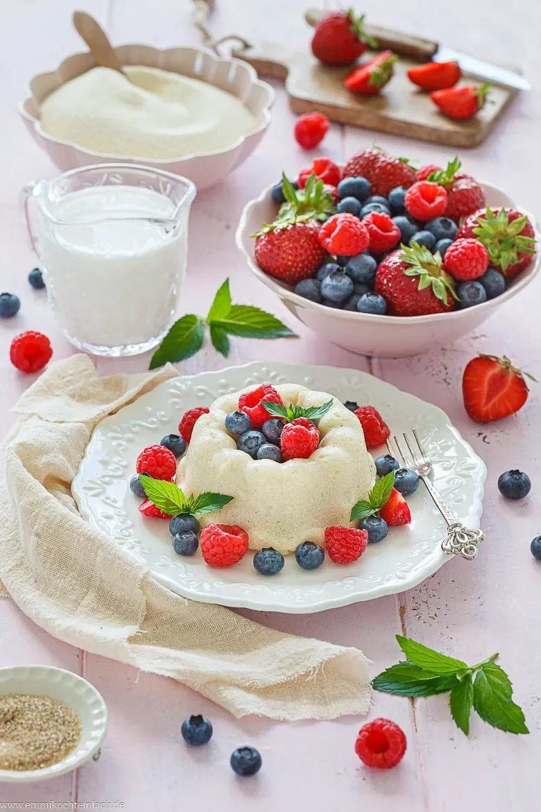 Grießpudding mit Vanillenote und frischen Beeren