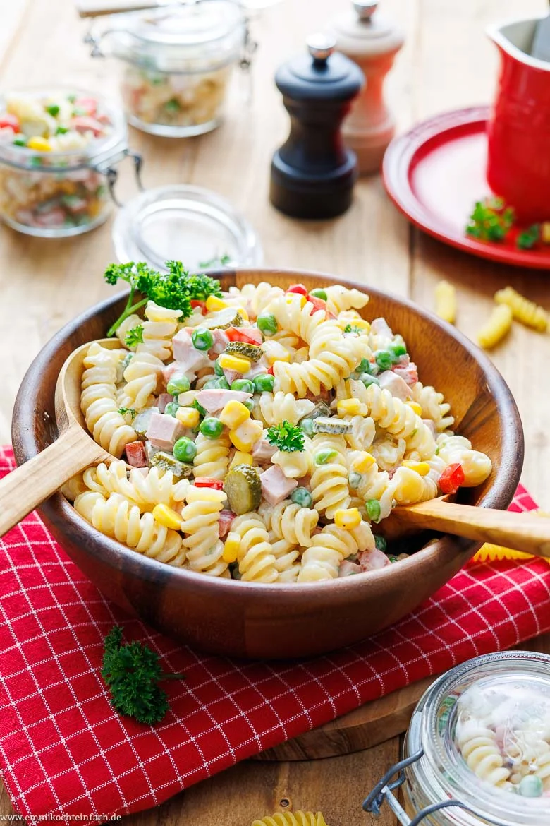 Klassischer Nudelsalat mit Mayo